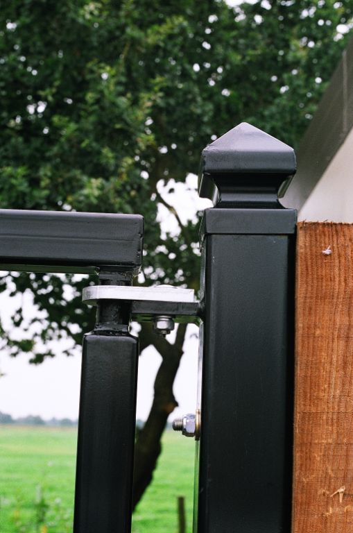 Top hinge and connection pin on gate with self-closing mechanism