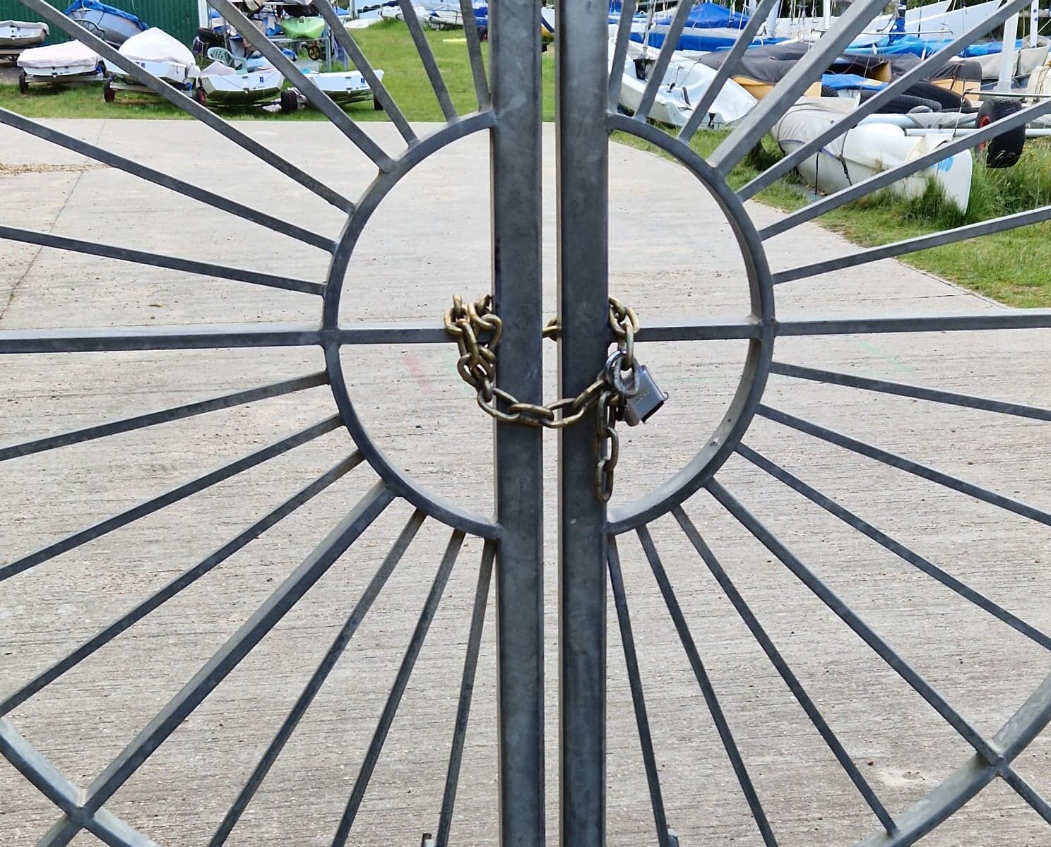 How to lock a double gate Locks