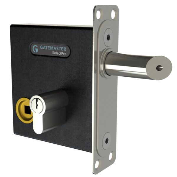 Bolt on Gatemaster lock with rectangular front plate and latch on front. Keycylinder next to hole for handles on side of lock